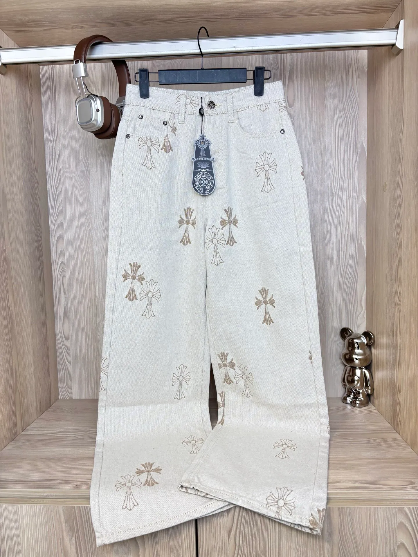 P230 Style number: DC 115# Chrome Hearts cross versatile denim straight pants. Highly recommended Chrome Hearts jeans. The low saturation composite fabric has good texture. Comfortable and not tight. Comfortable and non-restrictive. It makes you look taller and slimmer. It is easy to wear. It has a belly-control effect. It is loved by fashionistas. It is loosely cut, comfortable and stylish. It is full of design sense. The mid-high waist straight version is just the right length to stretch the leg lines🎀 Denim is very popular on the street. You can put any look on Instagram and blend it into various styles. It is suitable for all seasons. Color: Khaki Size: s m l xl (Picture 9️⃣Size chart)